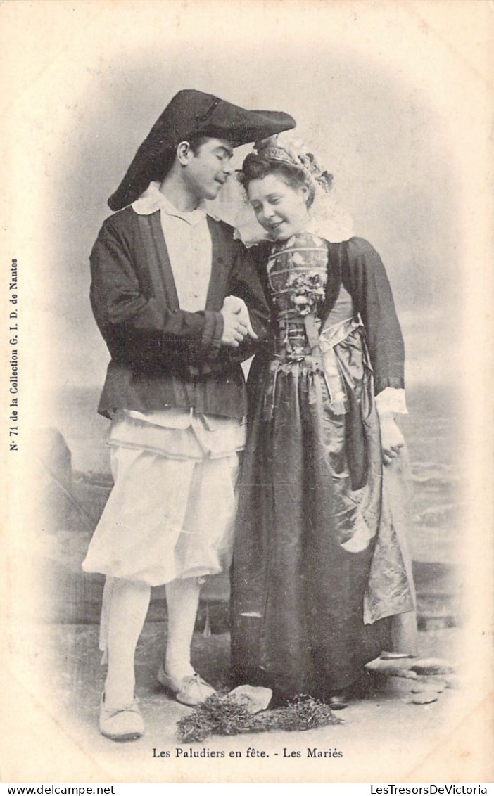 FOLKLORE - Costumes - Les Paludiers En Fête - Les Mariés -  Carte Postale Ancienne - Trachten