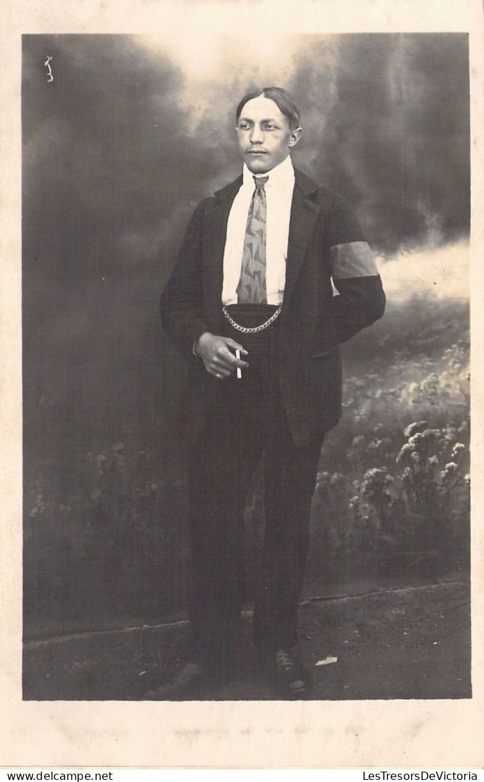 PHOTOGRAPHIE - Homme Avec Une Chaine Et Un Brassard -  Carte Postale Ancienne - Photographie