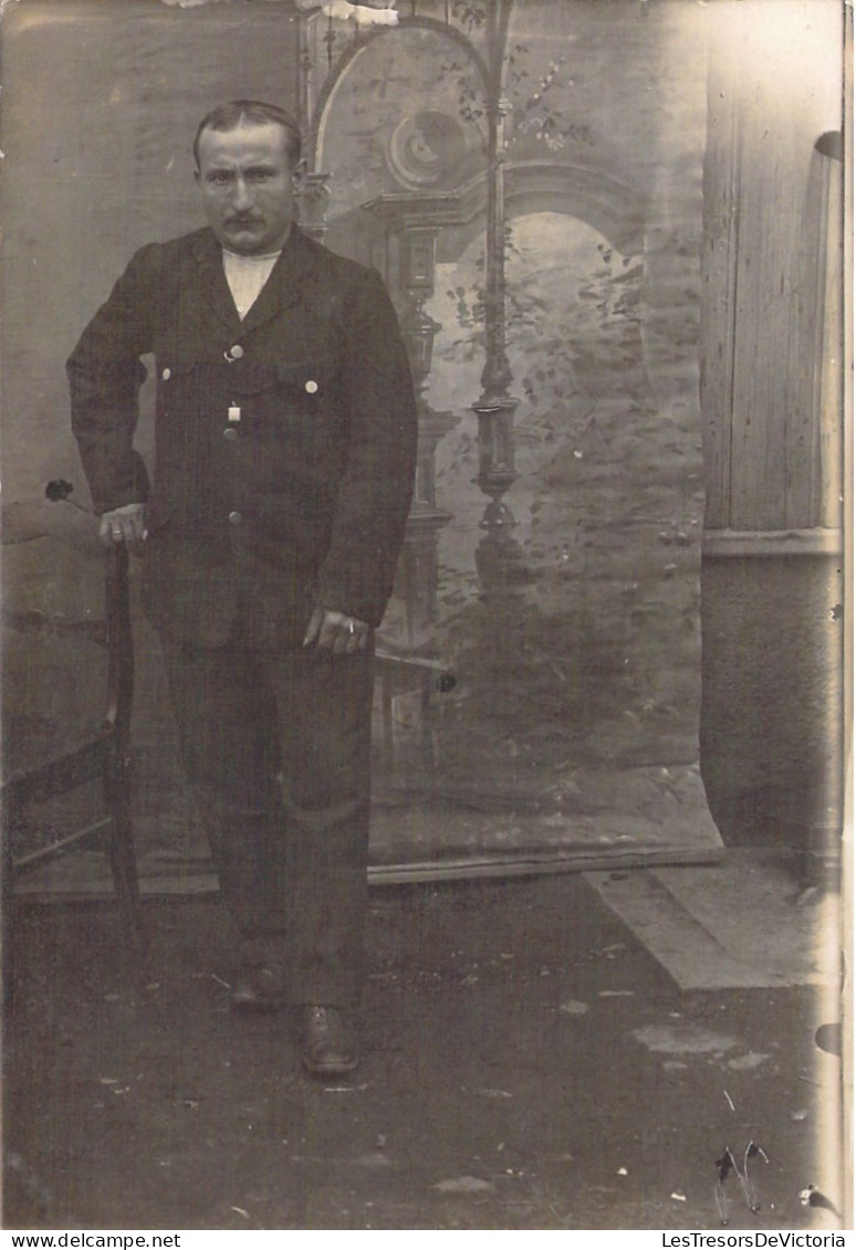 PHOTOGRAPHIE - Homme Moustachu En Costume -  Carte Postale Ancienne - Photographs