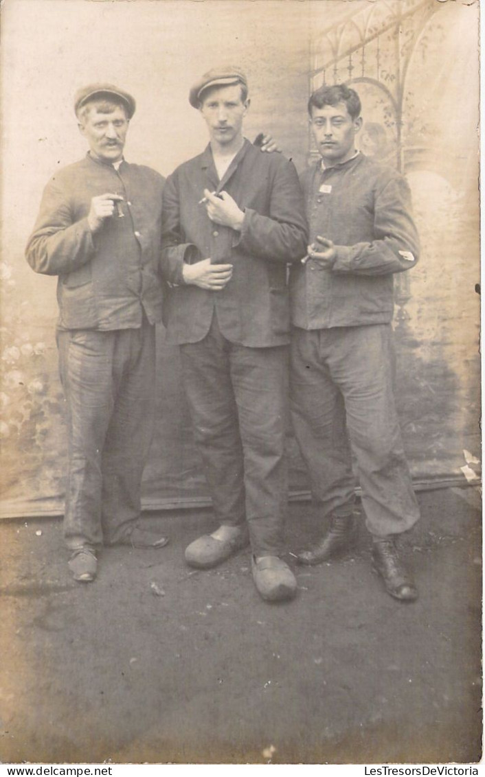 PHOTOGRAPHIE - Trois Hommes Au Cigare -  Carte Postale Ancienne - Fotografie