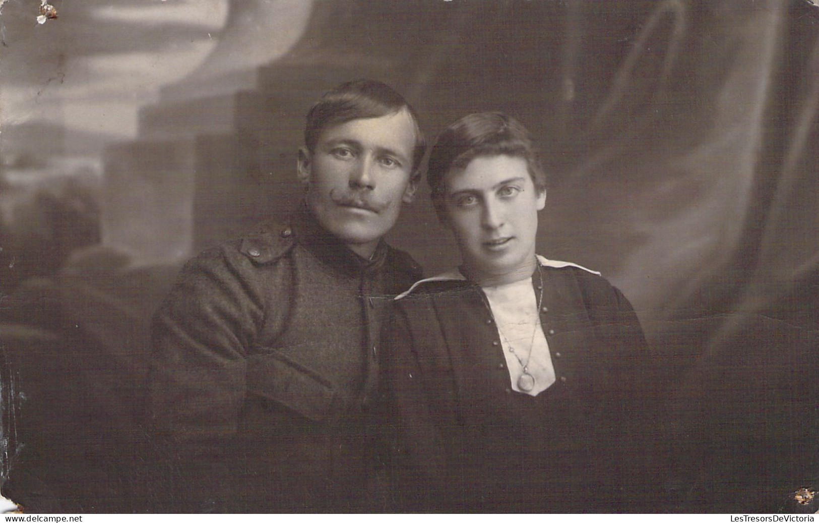 PHOTOGRAPHIE - Couple - Homme Militaire Femme Avec Bijou -  Carte Postale Ancienne - Photographie