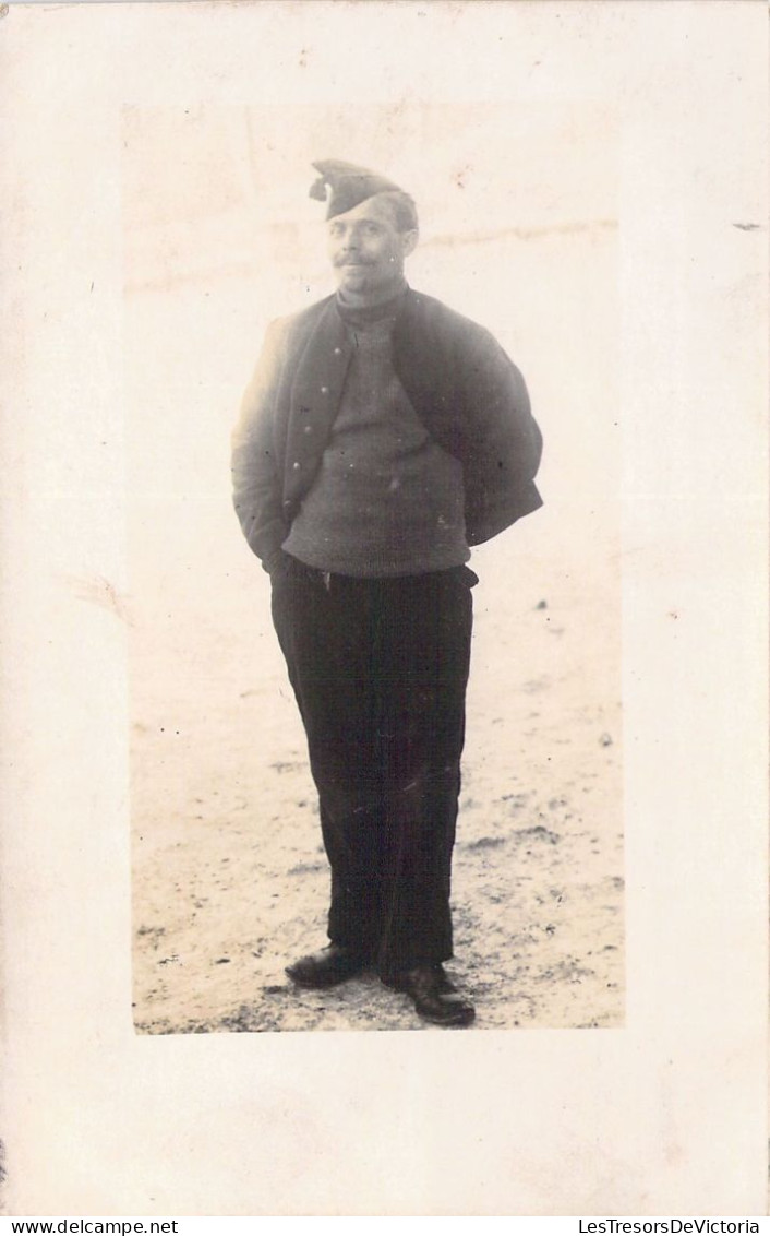 PHOTOGRAPHIE - Homme Militaire Moustachu Sourire  -  Carte Postale Ancienne - Photographie