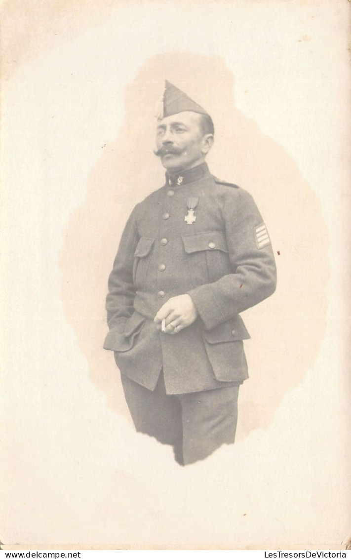 PHOTOGRAPHIE - Homme Militaire Moustachu - Médailles -  Carte Postale Ancienne - Photographs