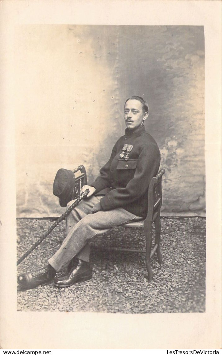 PHOTOGRAPHIE - Homme Militaire Moustachu - Médailles -  Carte Postale Ancienne - Photographs