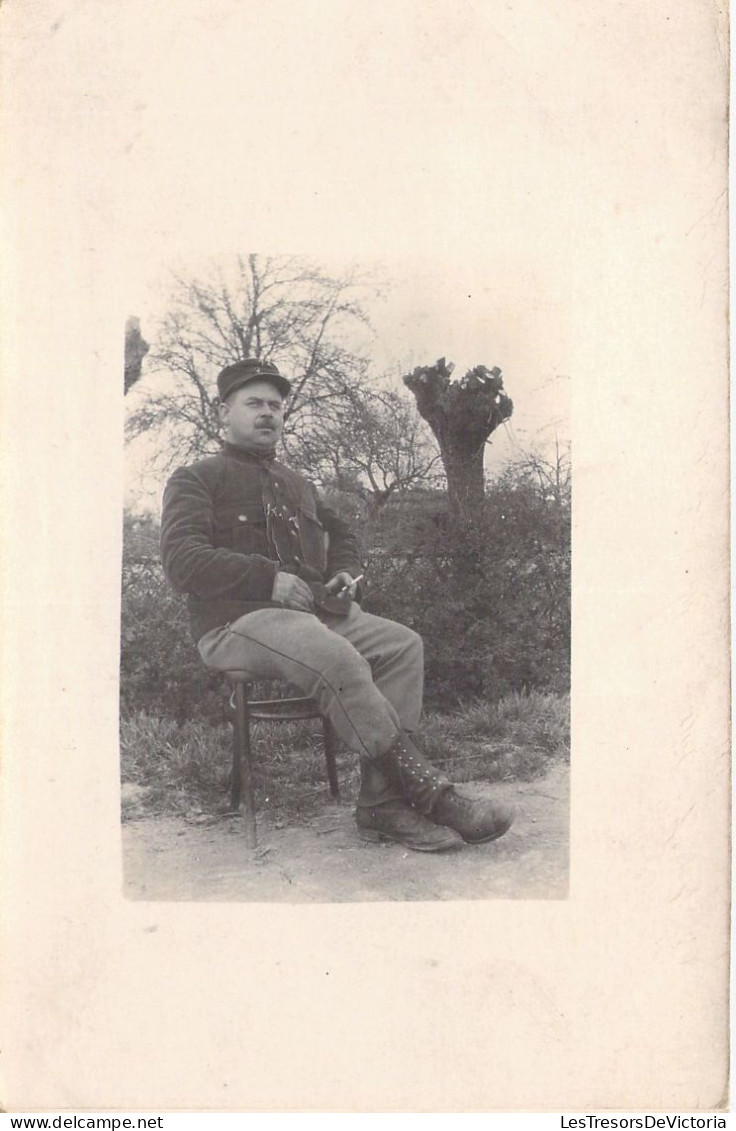PHOTOGRAPHIE - Homme Militaire Assis -  Carte Postale Ancienne - Photographie