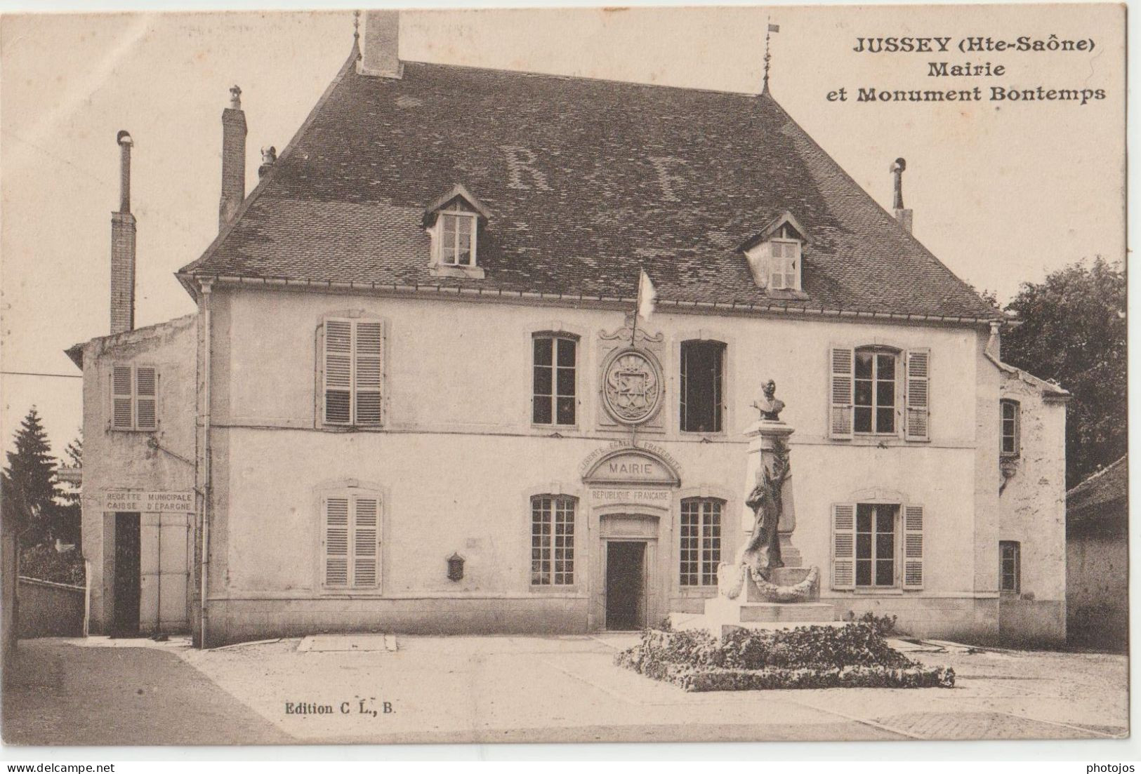 CPA  Jussey  (70) La Mairie , Toujours Là ! Et Le Monument Au Docteur Bontemps Dont Les Bronzes Ont été Fondus!  CLBm - Jussey