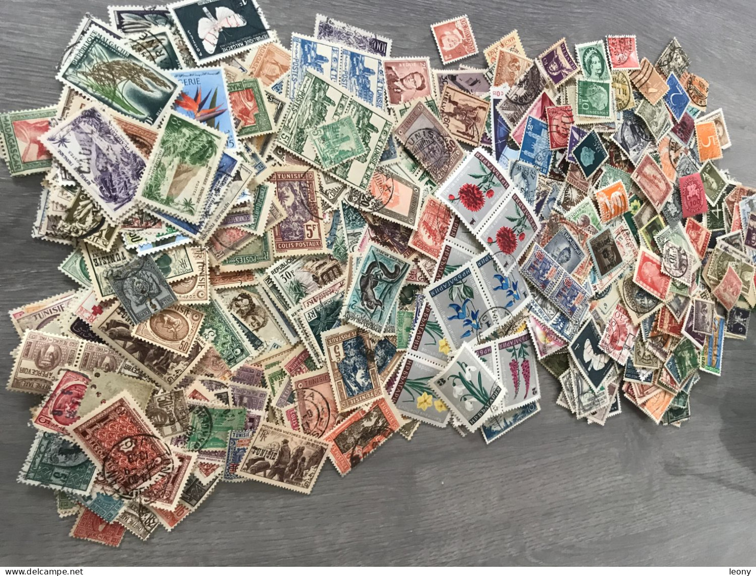 LOT  de  1000   TIMBRES de   DIVERS PAYS   ... sur les PLAQUETTES les TIMBRES sont NEUFS**