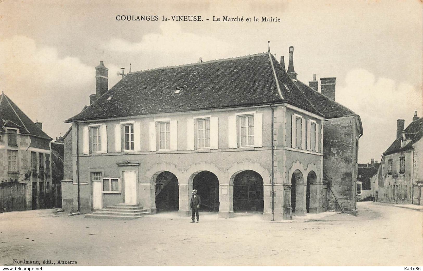 Coulanges La Vineuse * Place * Le Marché Et La Mairie * Les Halles - Coulanges La Vineuse