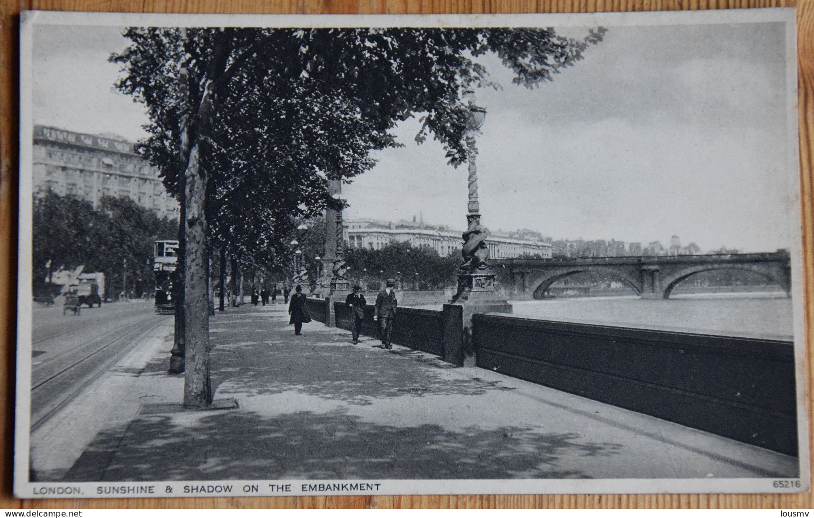 London - Sunshine & Shadow On The Embankment - Animée / Lived Up - (n°26153) - River Thames