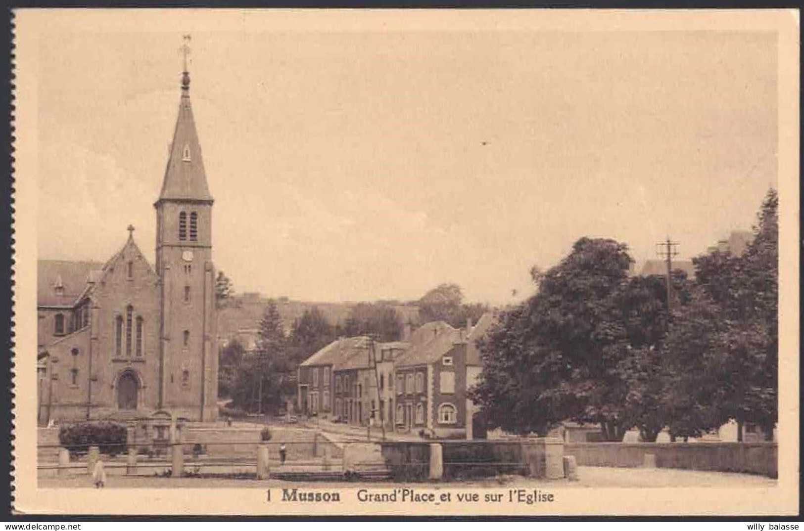 +++ CPA - MUSSON - Grand' Place Et Vue Sur L'Eglise // - Musson