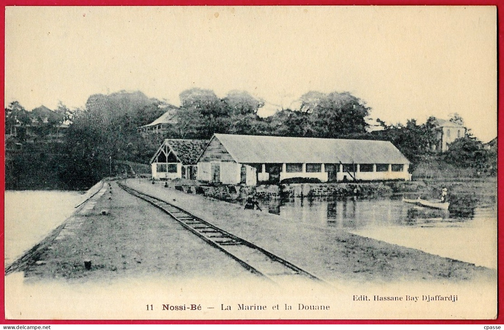 CPA Madagascar, NOSSY-BE - La Marine Et La Douane ** Voie Ferrée - Douane