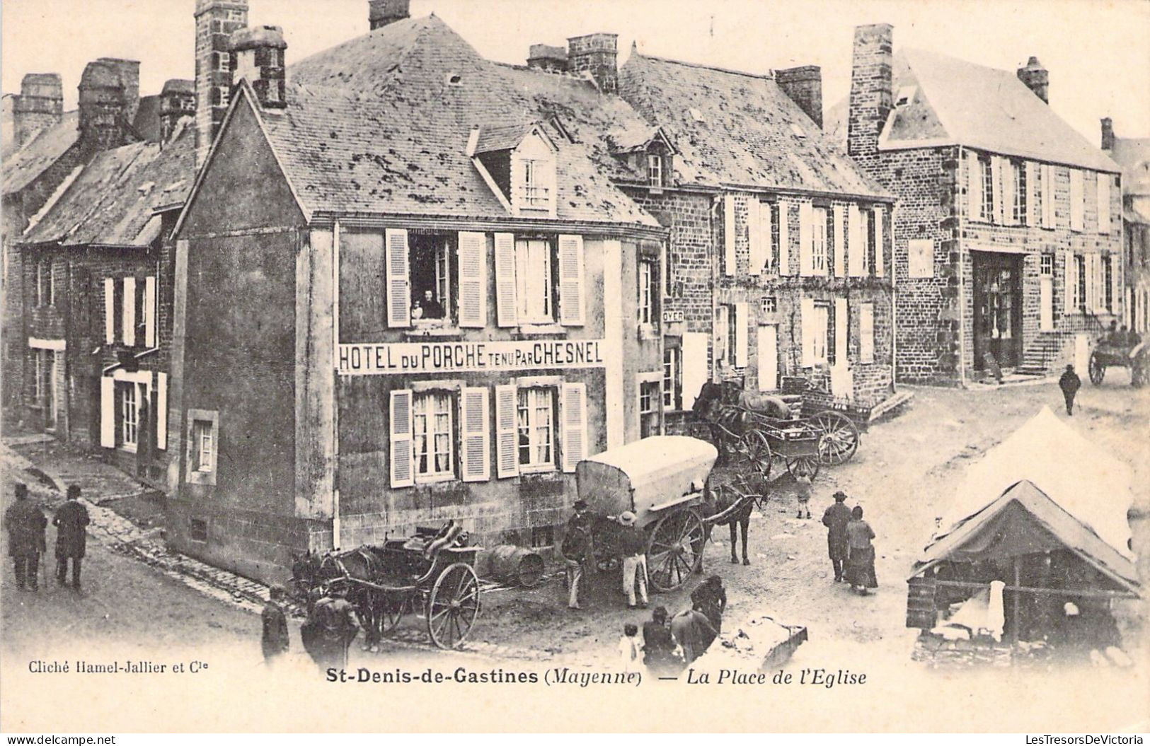 COMMERCE - Marchés - Saint Denis De Gastines - La Place De L'église - Carte Postale Ancienne - Marktplaatsen