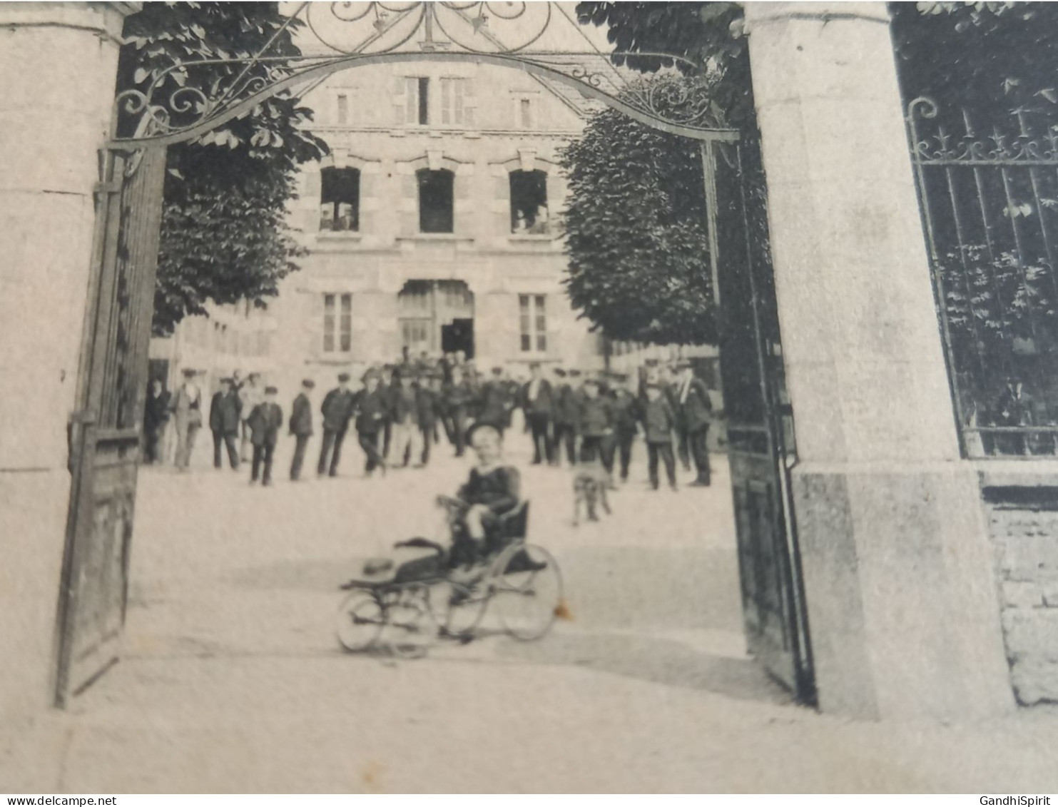 Bar Sur Seine (Aube) - Voiture à Pédale à L'Entrée Principale De L'Ecole Primaire Supérieure Professionnelle - Bar-sur-Seine