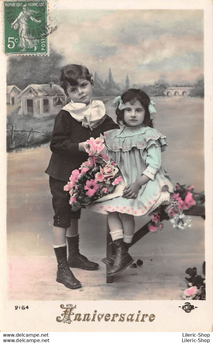 Cpa Fantaisie Anniversaire 1913 Couple D'enfants Fleurs - Édit. ASTOR - Geburtstag