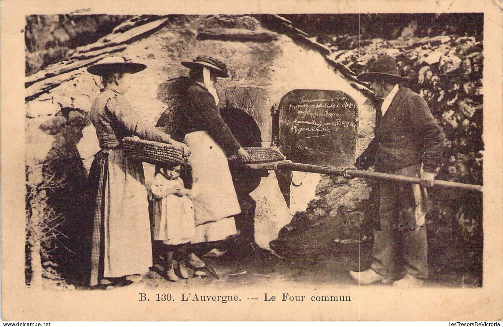 FOLKLORE - L'Auvergne - Le Four Commun - Carte Postale Ancienne - Costumes