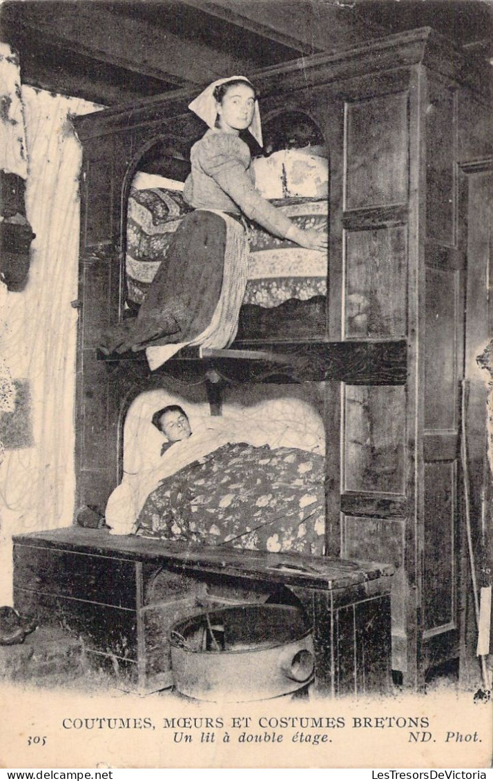 FOLKLORE - En BRETAGNE - Un Lit à Double étage - Carte Postale Ancienne - Kostums