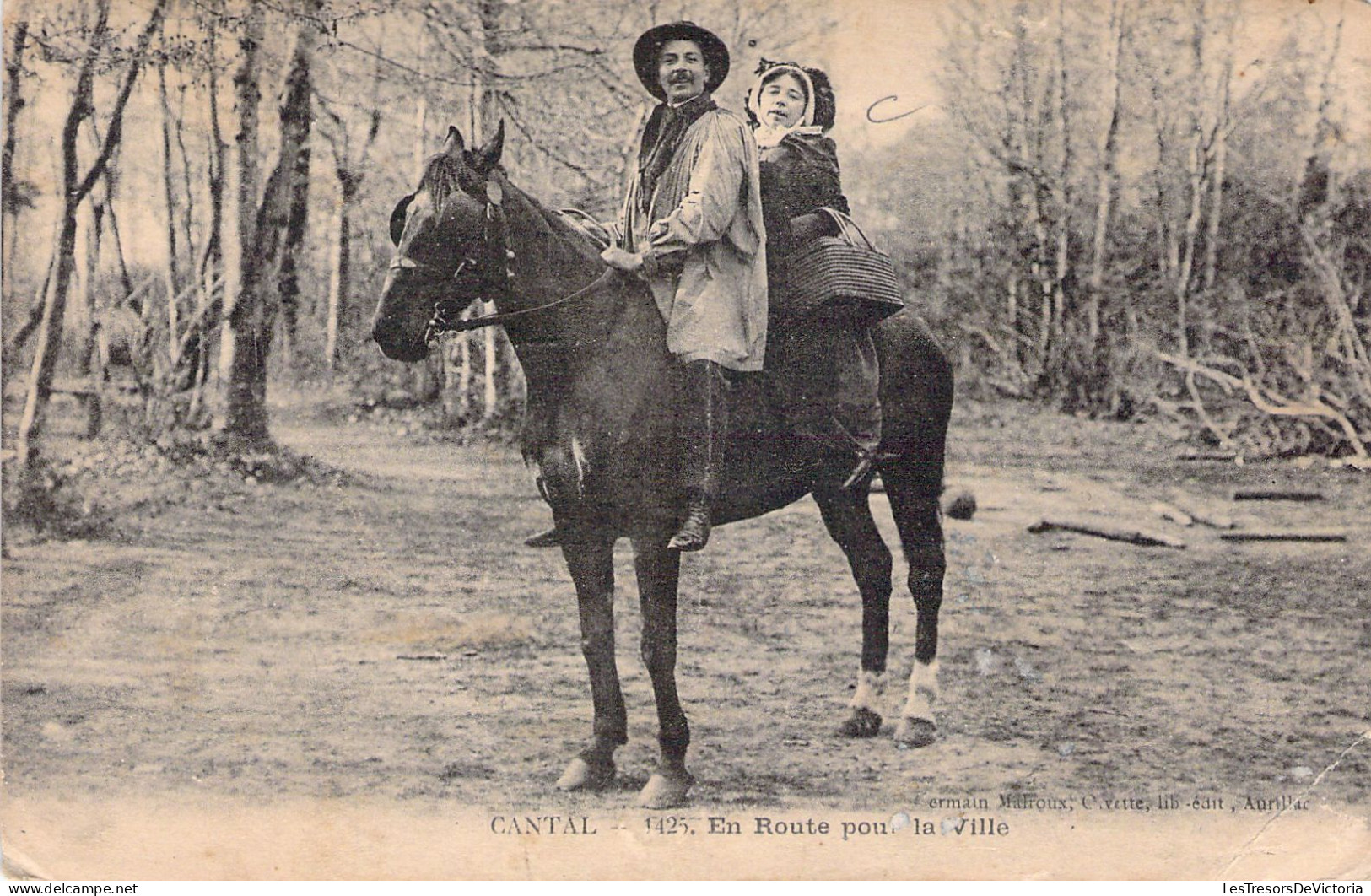 FOLKLORE - Le Cantal - En Route Pour La Ville - Carte Postale Ancienne - Costumes