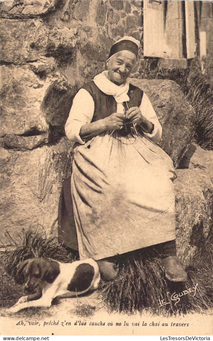 FOLKLORE - Une Vieille Et Son Chien - La Normandie Pittoresque - Carte Postale Ancienne - Kostums