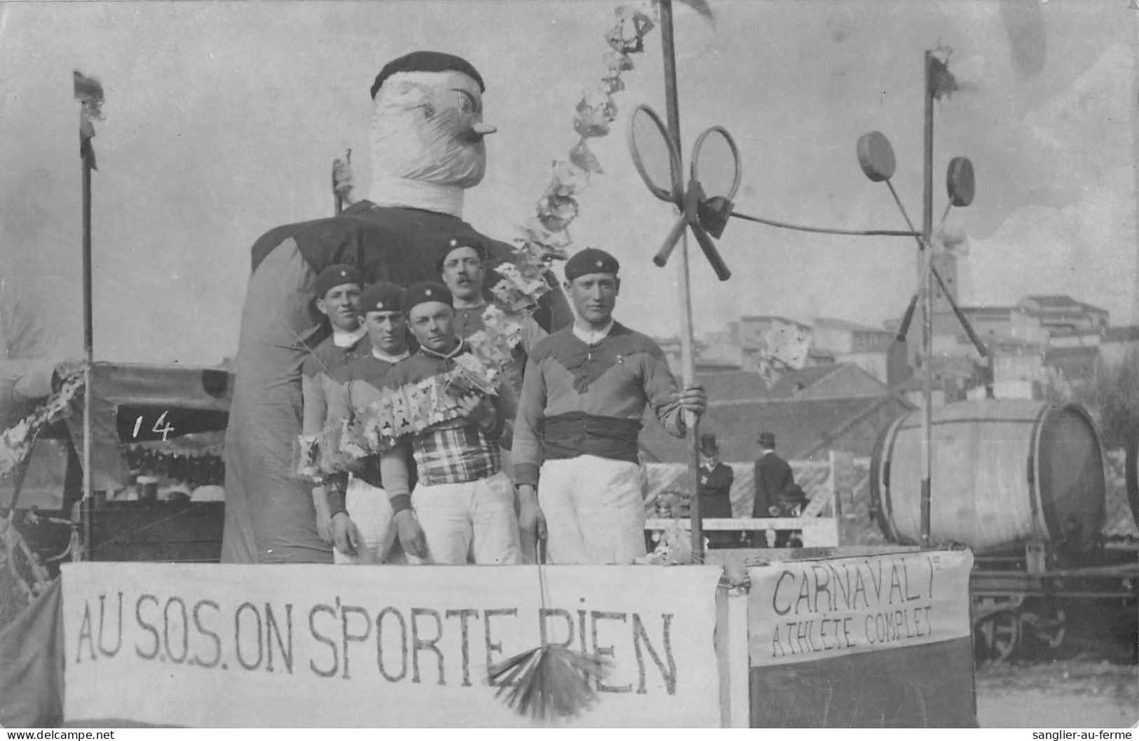 CPA 34 SERVIAN CARTE PHOTO SCENE DE CARNAVAL ATHLETE COMPLET VILLAGE DE SERVIAN - Sonstige & Ohne Zuordnung