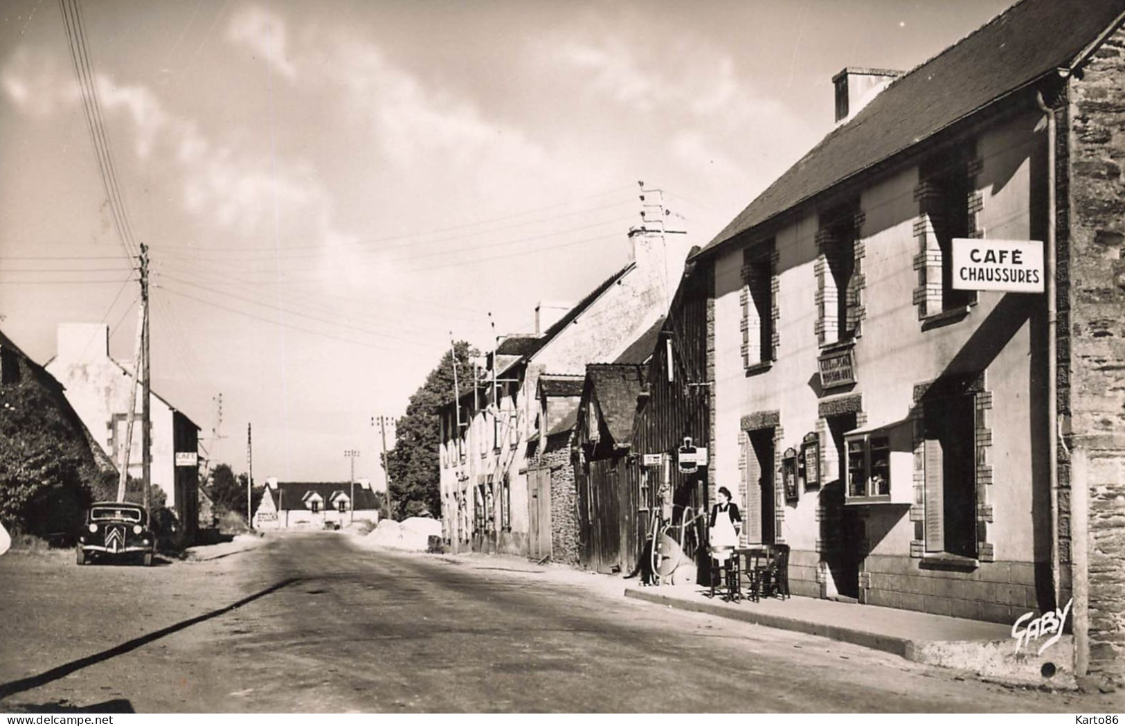 Caurel * Une Partie Du Bourg Du Village , Au Premier Plan ,le Café LE NAGARD * Villageois Citroën Traction Pompe Essence - Caurel