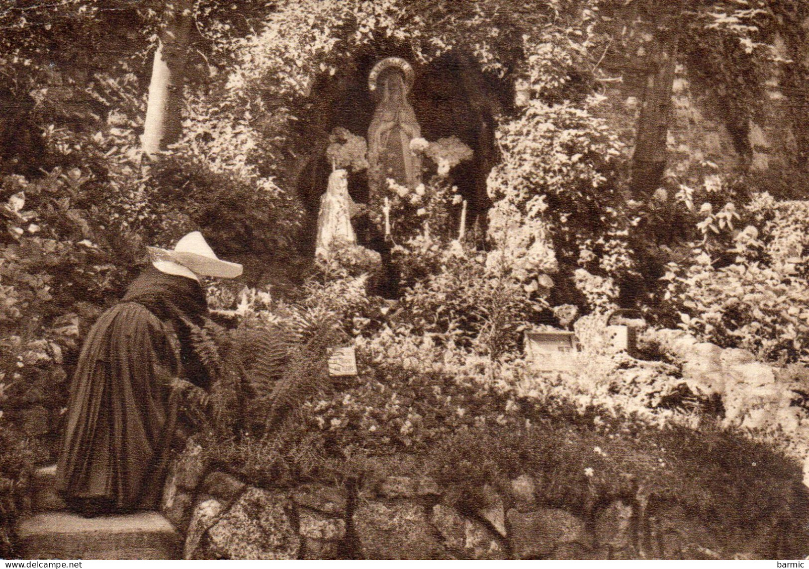 PARIS, HOPITAL ST MICHEL, LA GROTTE DE LOURDES, BONNE SOEUR AVEC SA CORNETTE  REF 8048 POU - Santé