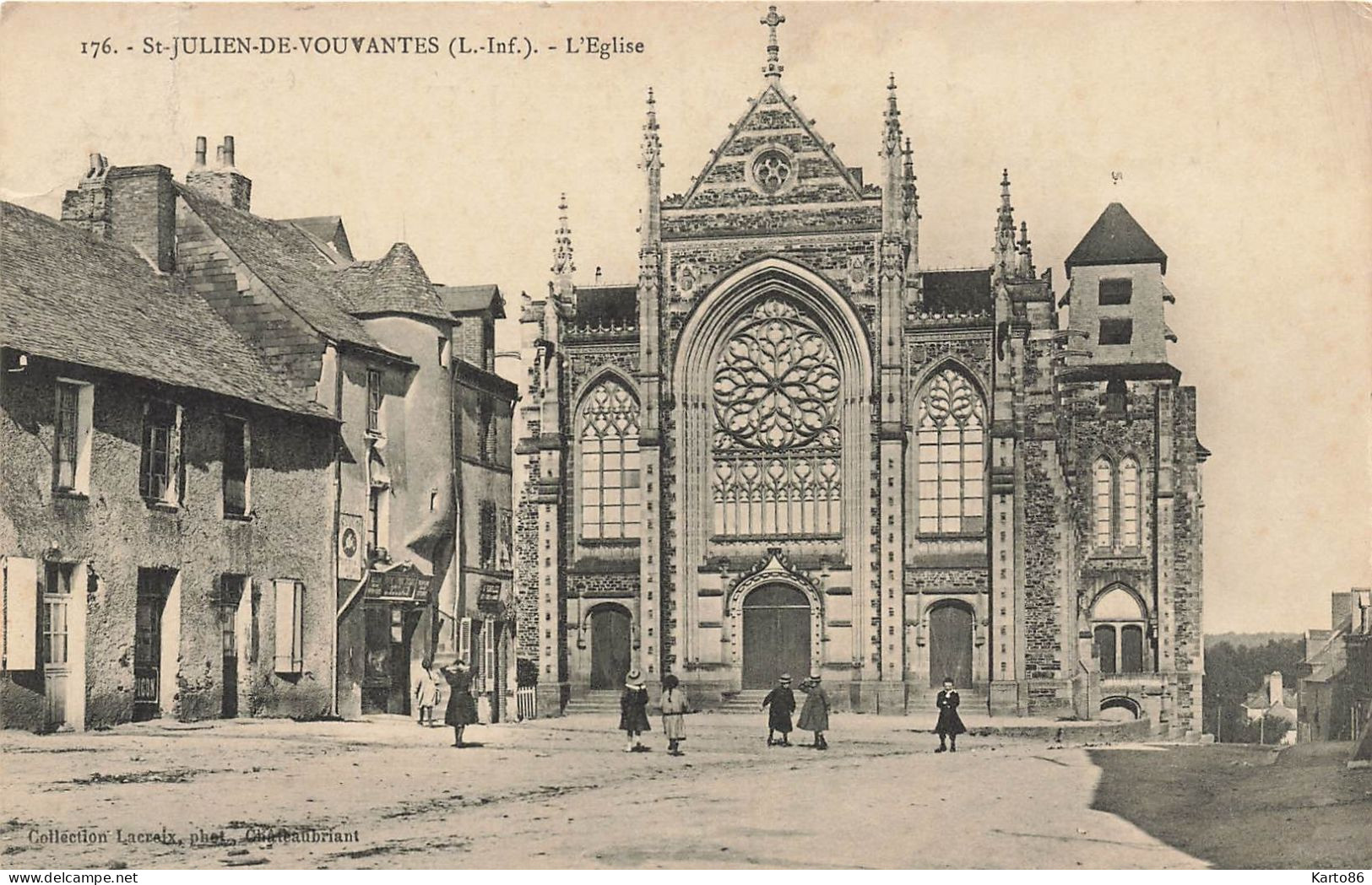 St Julien De Vouvantes * La Place De L'église Du Village - Saint Julien De Vouvantes