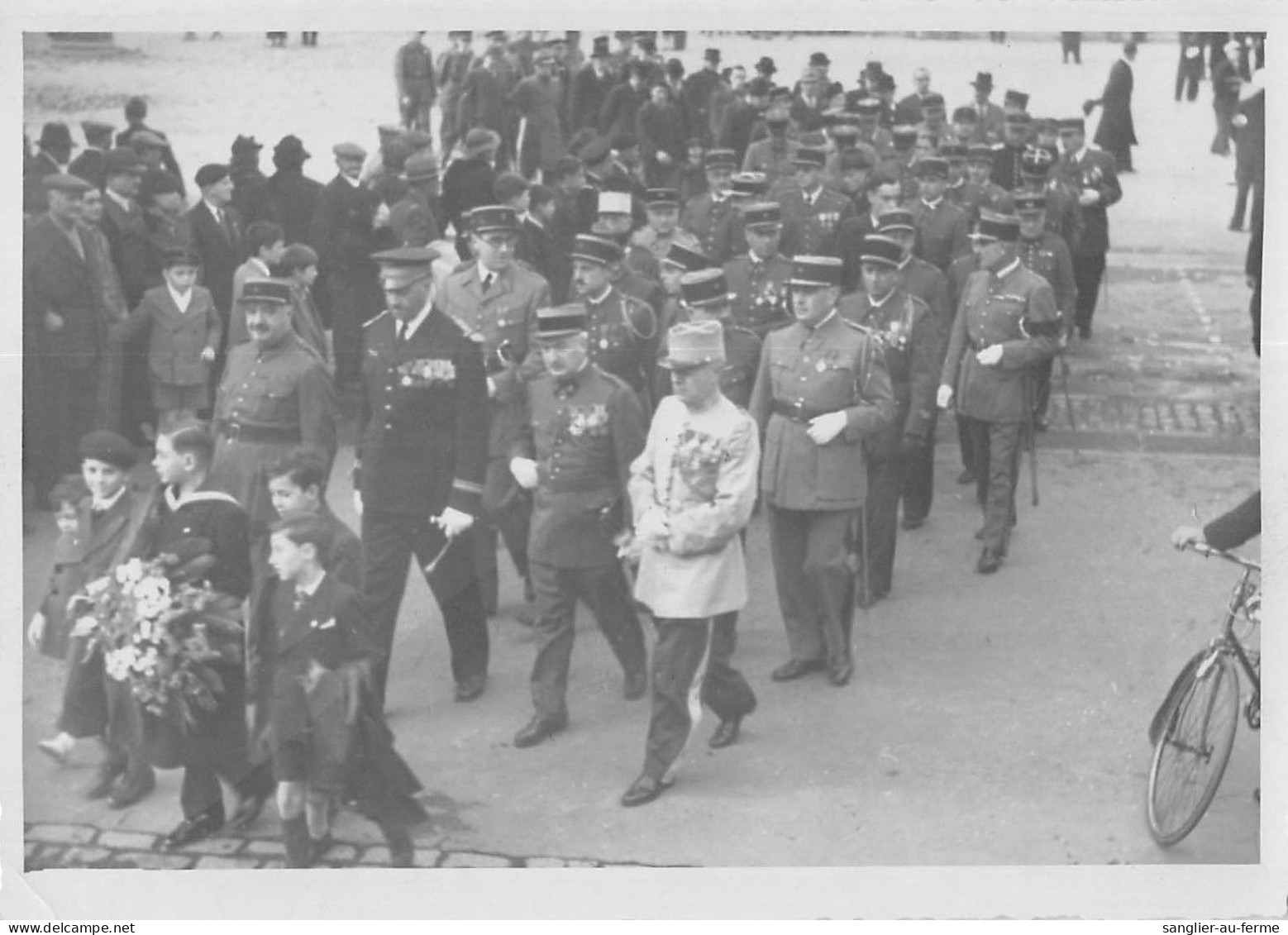 DEP 34 BEZIERS PHOTOGRAPHIE ANCIENNE D'UN DEFILE MILITAIRE AVEC GRADES MILITAIRES - Beziers