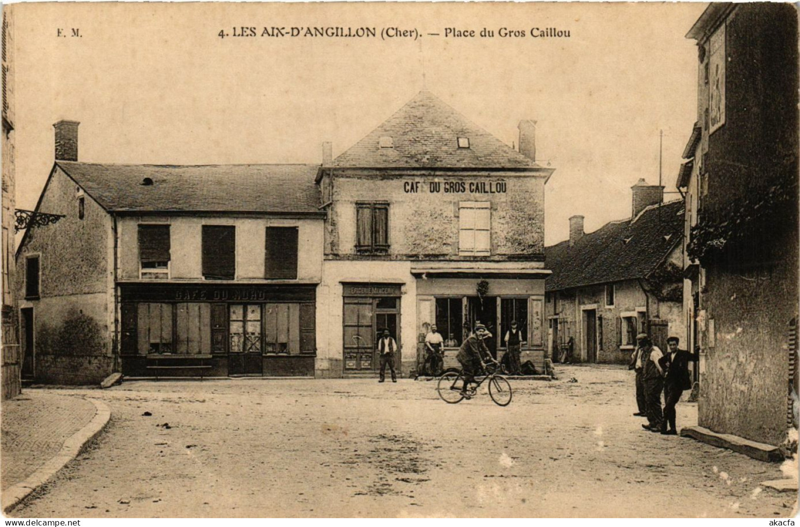 CPA LES AIX-D'ANGILLON Place Du Gros Caillou (863347) - Les Aix-d'Angillon