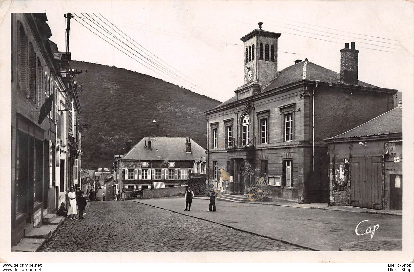 Vallée De La Meuse. REVIN (08) Rue Victor-Hugo Et I'Hotel De Ville - Revin