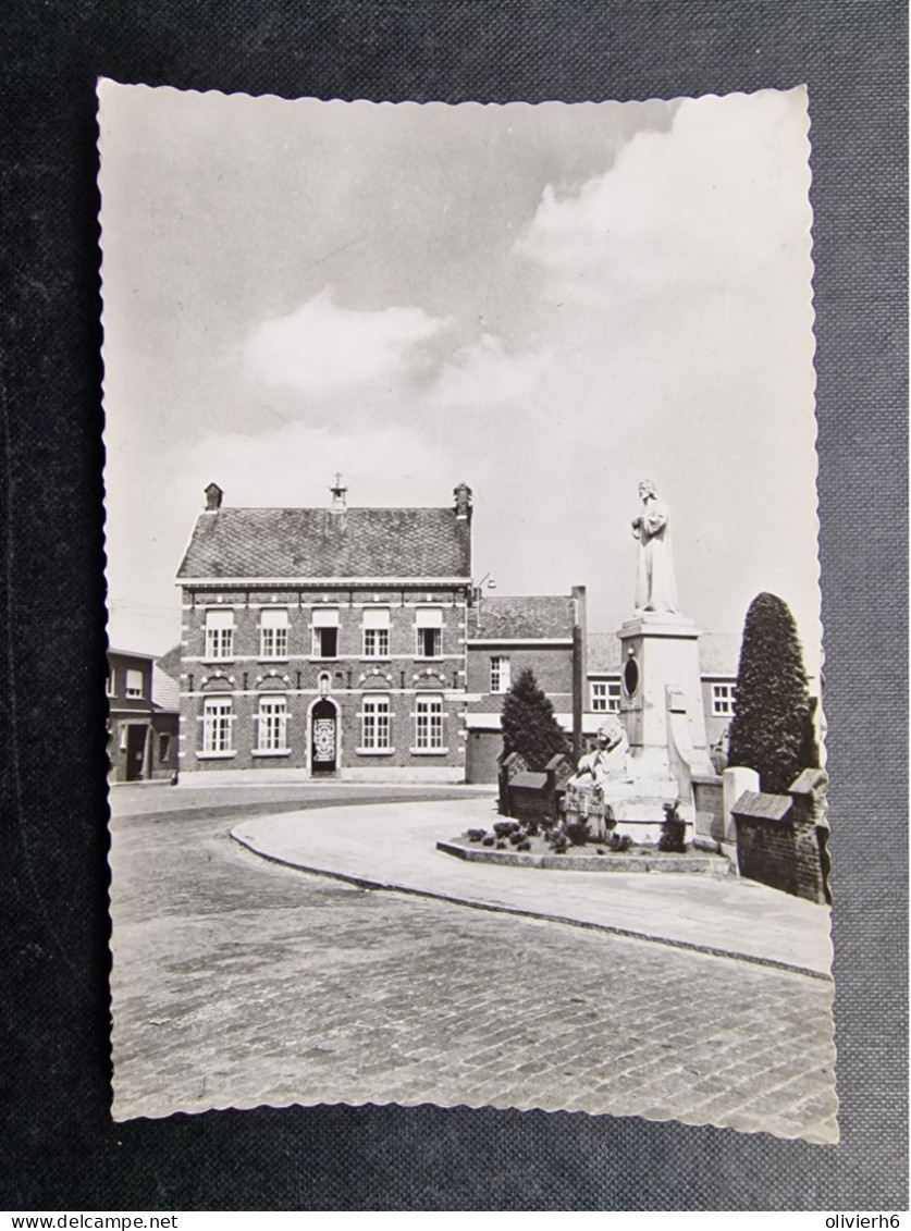 CP BELGIQUE (V2305) LOENHOUT (2 Vues) Standbeeld En School - Wuustwezel