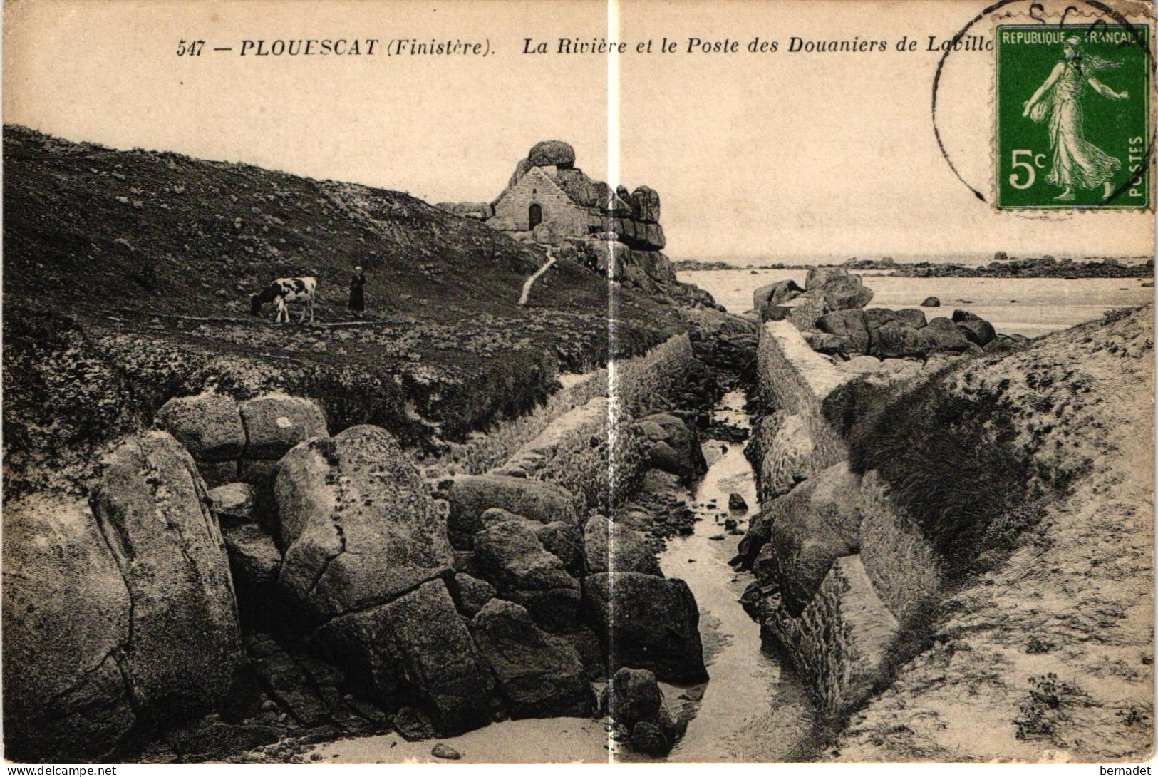 29 . PLOUESCAT . LA RIVIERE ET LE POSTE DES DOUANIERS DE LAVILLO  (Trait Blanc Pas Sur Original ) - Plouescat