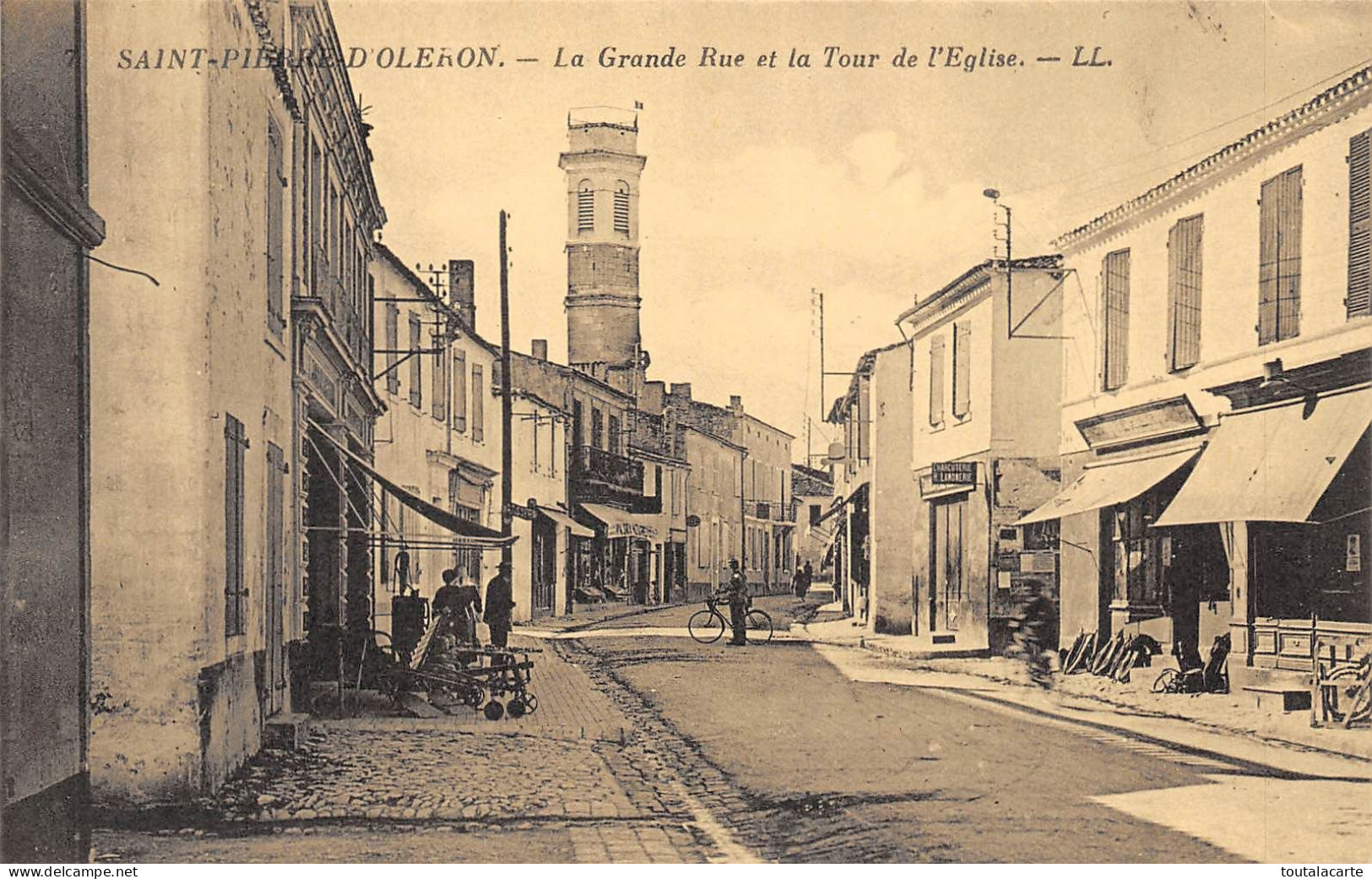 CPA 17 SAINT PIERRE D OLERON LA GRANDE RUE ET LA TOUR DE L'EGLISE - Saint-Pierre-d'Oleron