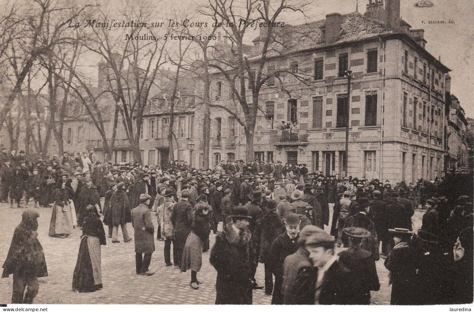 CP ALLIER - MOULINS LE 5 FEVRIER 1906  LA MANIFESTATION SUR LES COURS DE LA PREFECTURE   - ECRITE EN 1906 - Manifestazioni