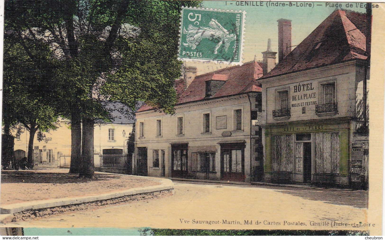 37. GENILLE. CPA COULEUR FACON TOILEE ET VERNIE.PLACE DE L'EGLISE. " HOTEL DE LA PLACE " .ANNEE 1909 + TEXTE - Genillé