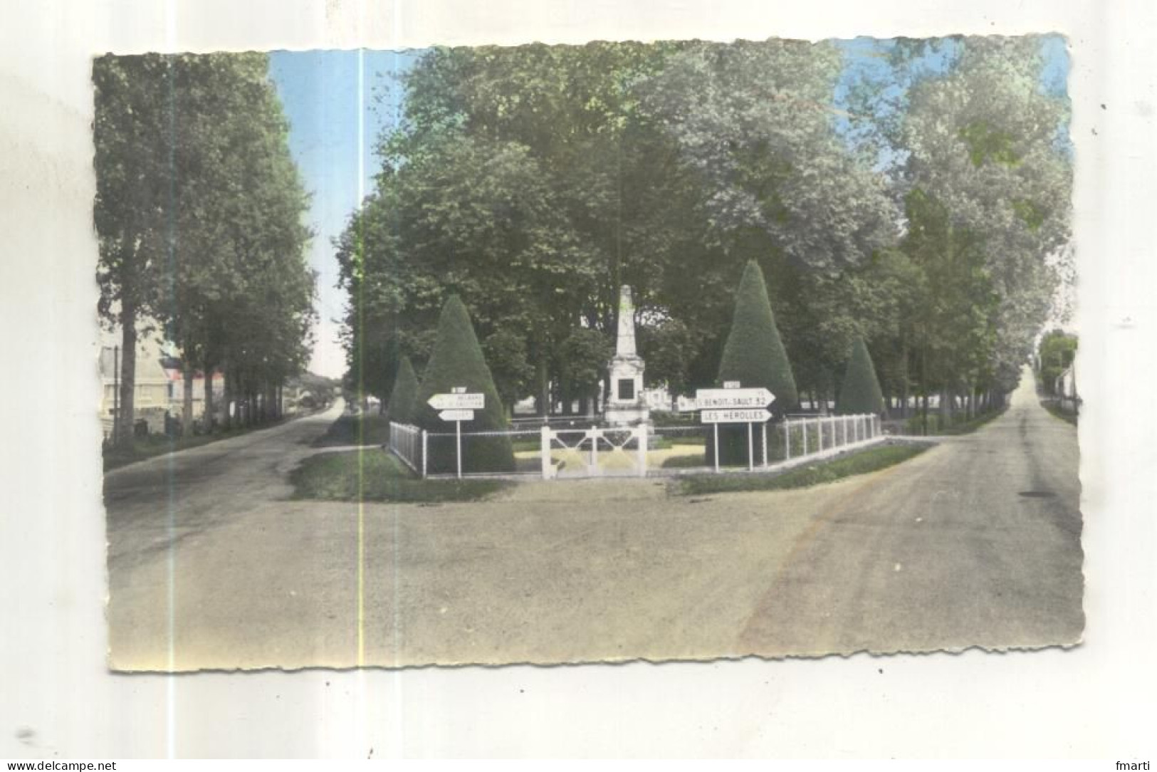 1. La Trimouille, Le Champ De Foire Et Le Monument Aux Morts - La Trimouille