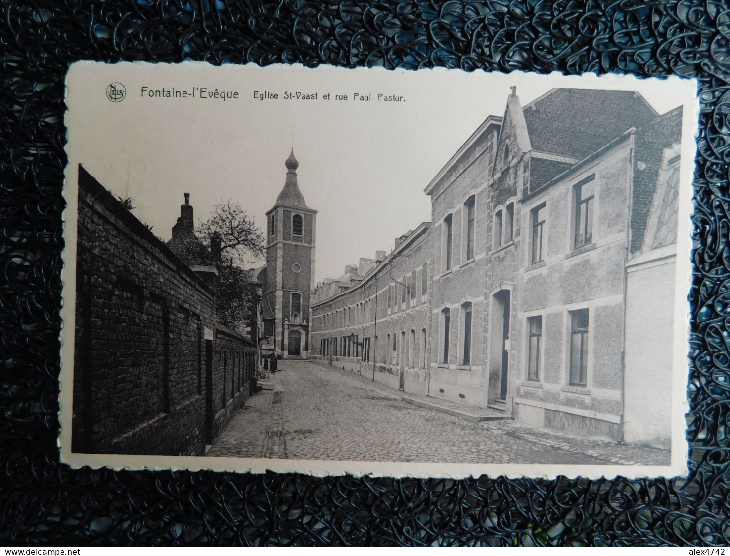 Fontaine-l'Evêque, Eglise St. Vaast Et Rue Paul Pastur, Non Circulée, édit. Maison Delporte (Y17) - Fontaine-l'Eveque