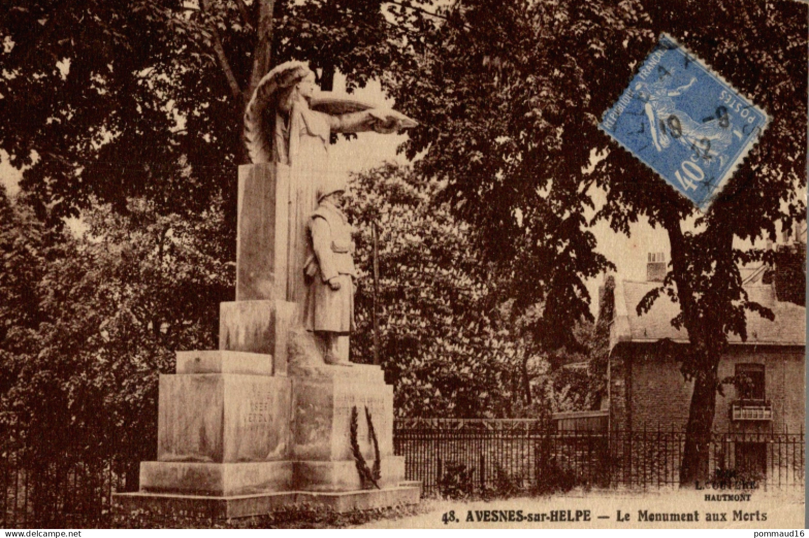 CPA Avesnes-sur-Helpe Le Monument Aux Morts - Monuments Aux Morts