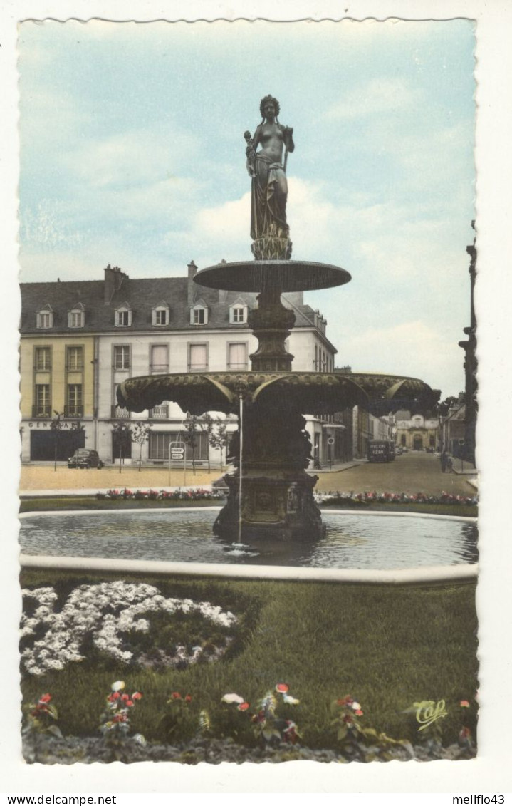 51/ CPSM -  Vitry Le François - Fontaine De La Place D'Armes - Vitry-le-François