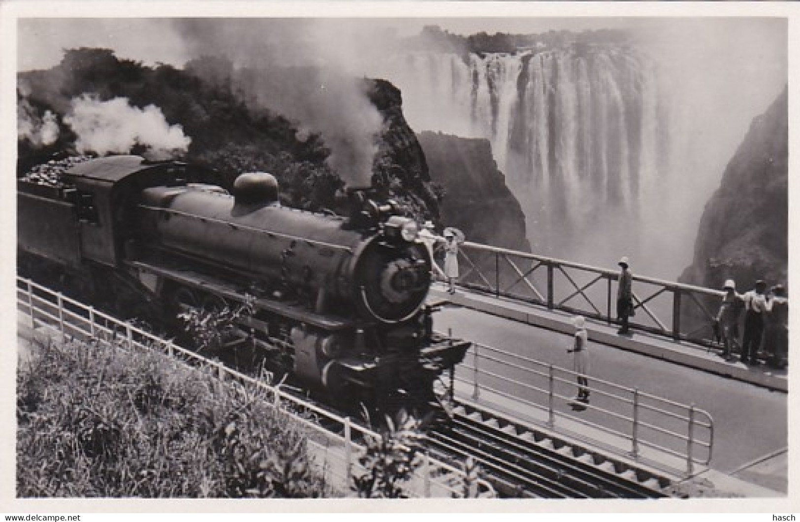4826  88  Victoria Falls, Train Of The Rhodesian Railways Crossing The Bridge - Zambia
