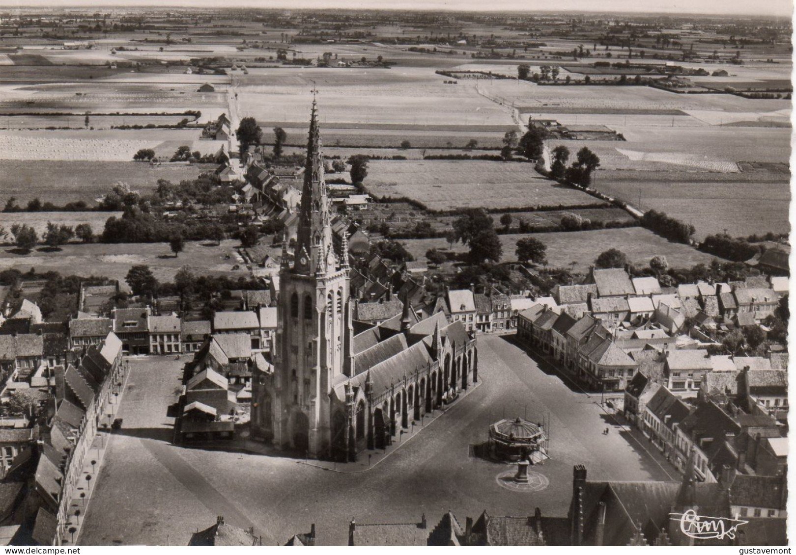 CPM Hondschoote Vue Aérienne De La Place Et De L'église Neuve - Hondshoote