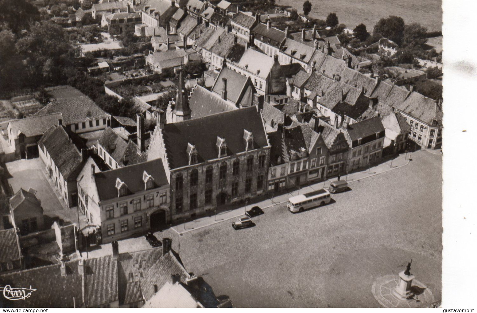 CPM Hondschoote Vue Aérienne De La Mairie Et De L'Ouest De La Place Avec Bus Neuve - Hondshoote