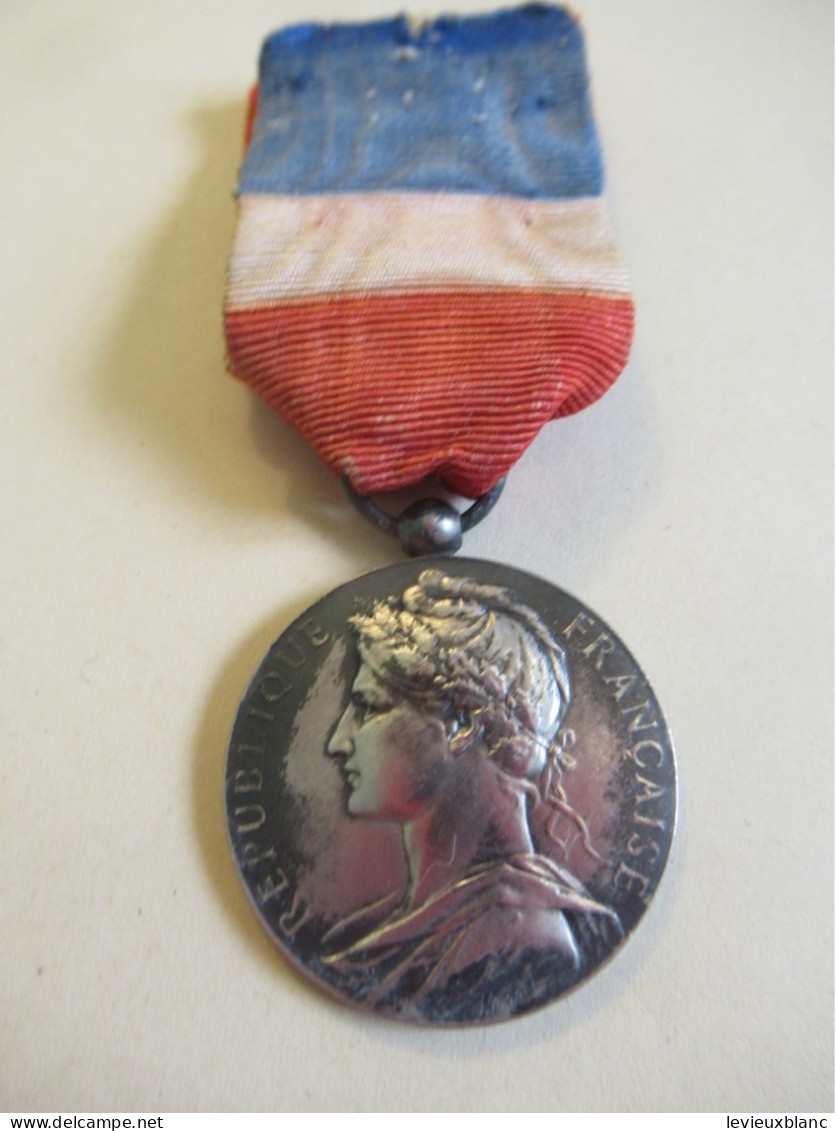 Médaille Du Travail Argent / Ministère Du Commerce Et De L'Industrie/E.F. MOYSE/Honneur Travail/ 1904     MED421 - Frankrijk