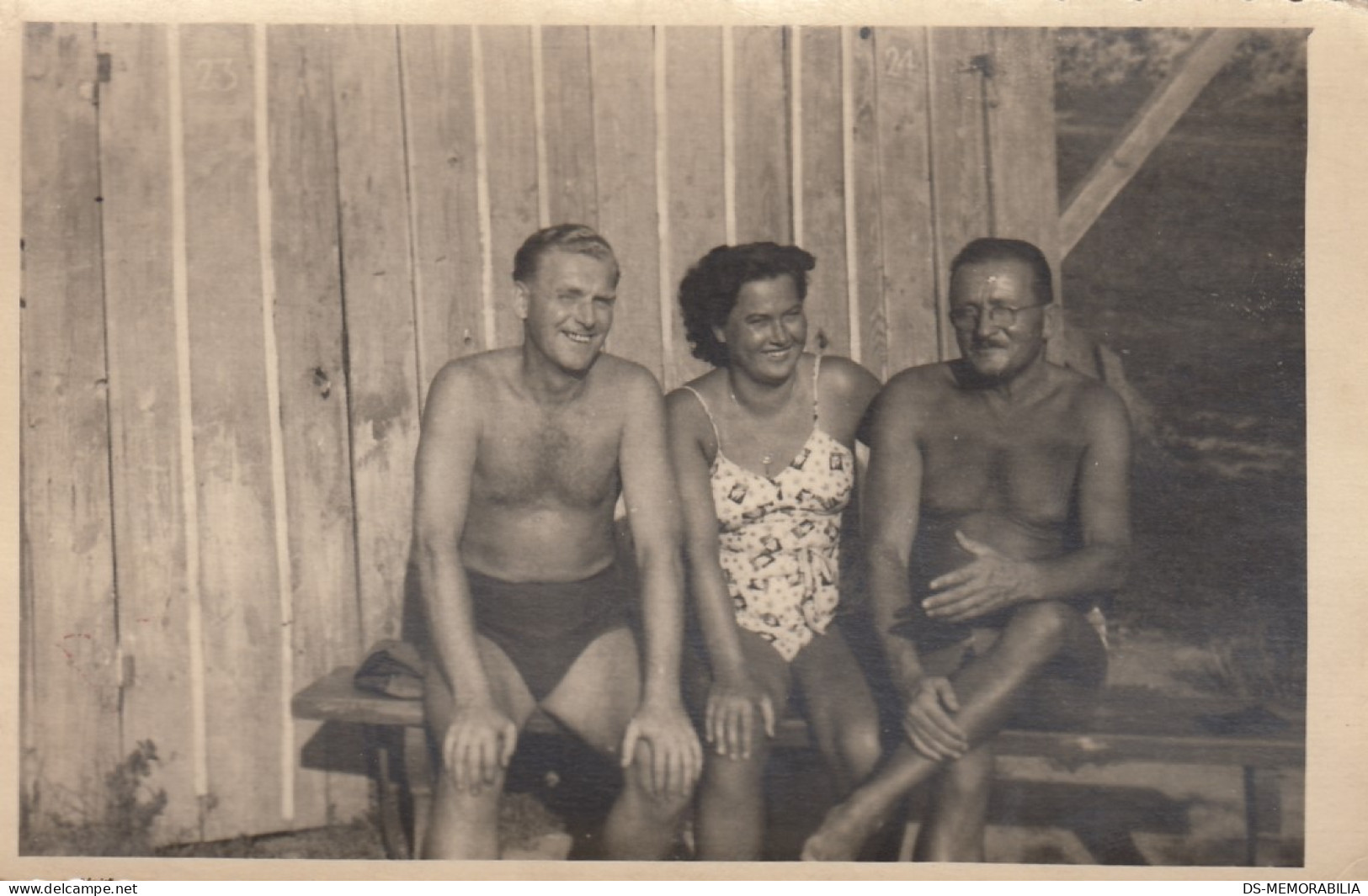Nude Men & Woman In Bathing Suits Suntanning Sunbathing Original Old Photo  - Unclassified