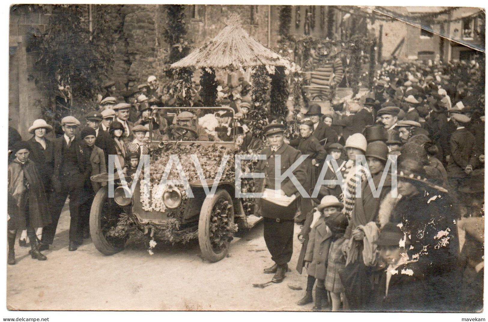 Carte Photo à Identifier -Trés Animée "Défilé Voitures Fleuries Avec Bibendum Et Un Homme Avec Une Casquette Et Sacoche" - Manifestazioni