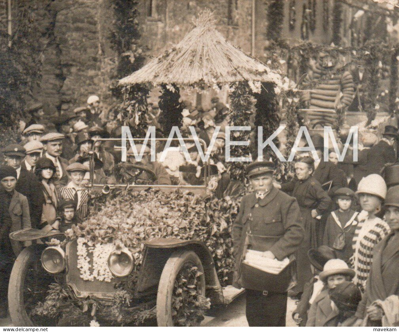 Carte Photo à Identifier -Trés Animée "Défilé Voitures Fleuries Avec Bibendum Et Un Homme Avec Une Casquette Et Sacoche" - Manifestazioni