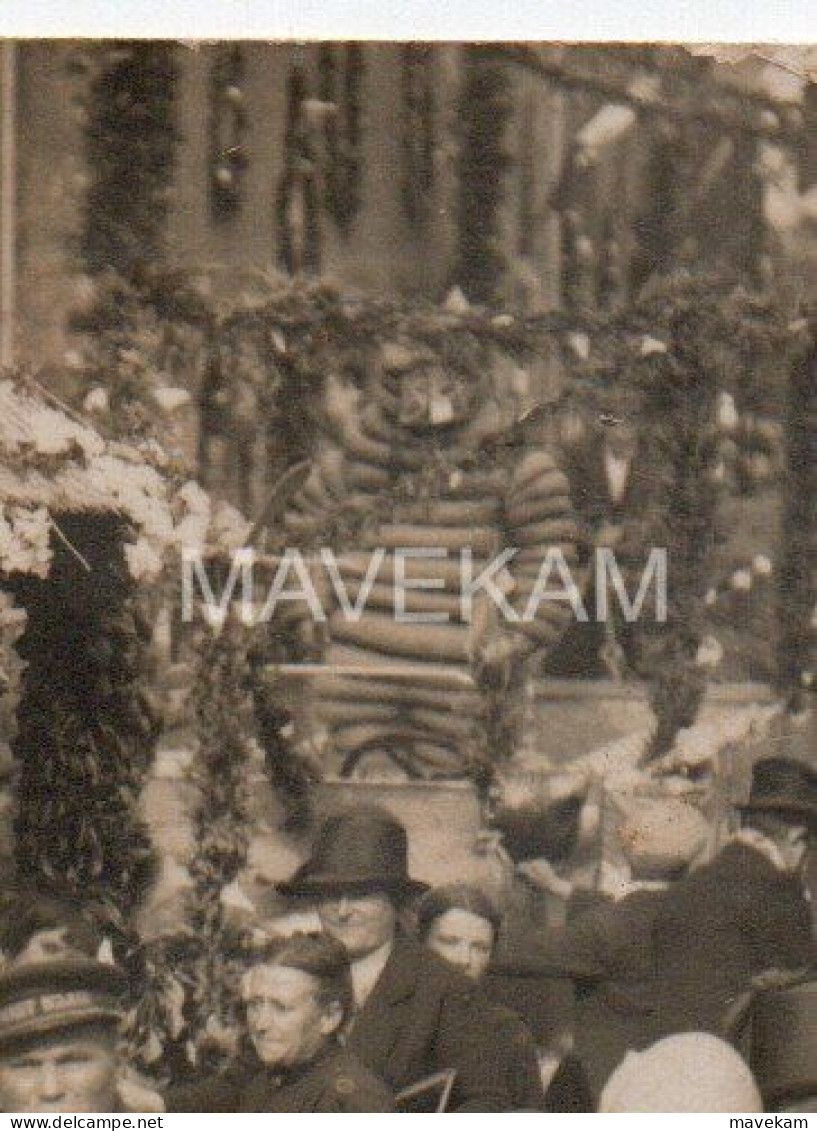 Carte Photo à Identifier -Trés Animée "Défilé Voitures Fleuries Avec Bibendum Et Un Homme Avec Une Casquette Et Sacoche" - Manifestazioni