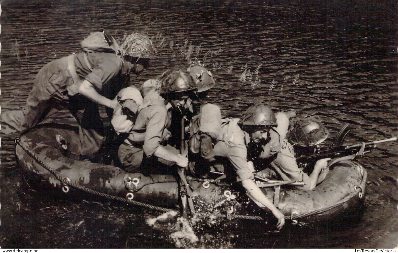 MILITARIA - Armée Belge - Traversée D'une Rivière En Canot Pneumatique - Carte Postale Ancienne - Manoeuvres