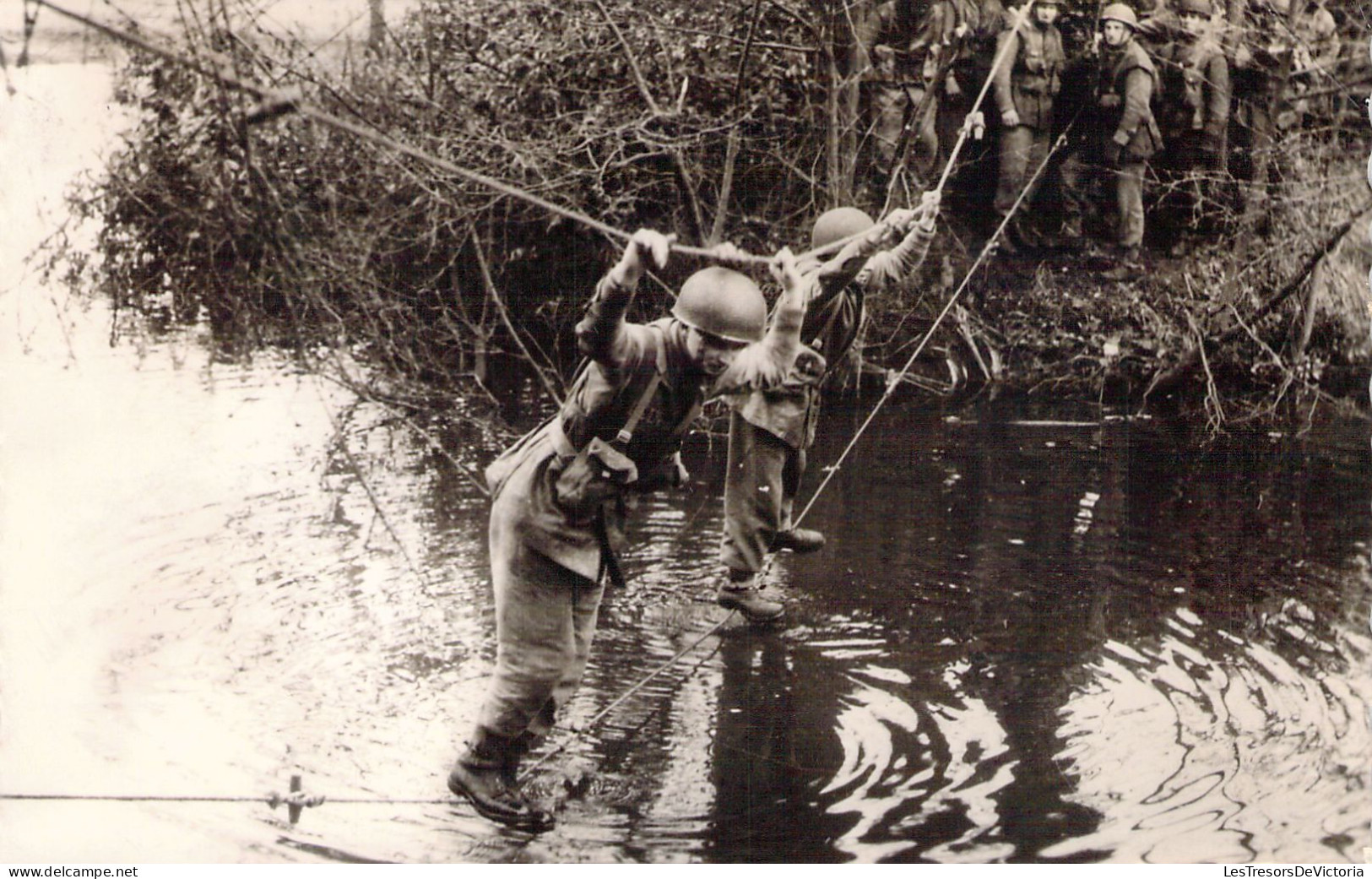 MILITARIA - Armée Belge - Traversée D'une Rivière Entre 2 Cordes Tendues - Carte Postale Ancienne - Manovre