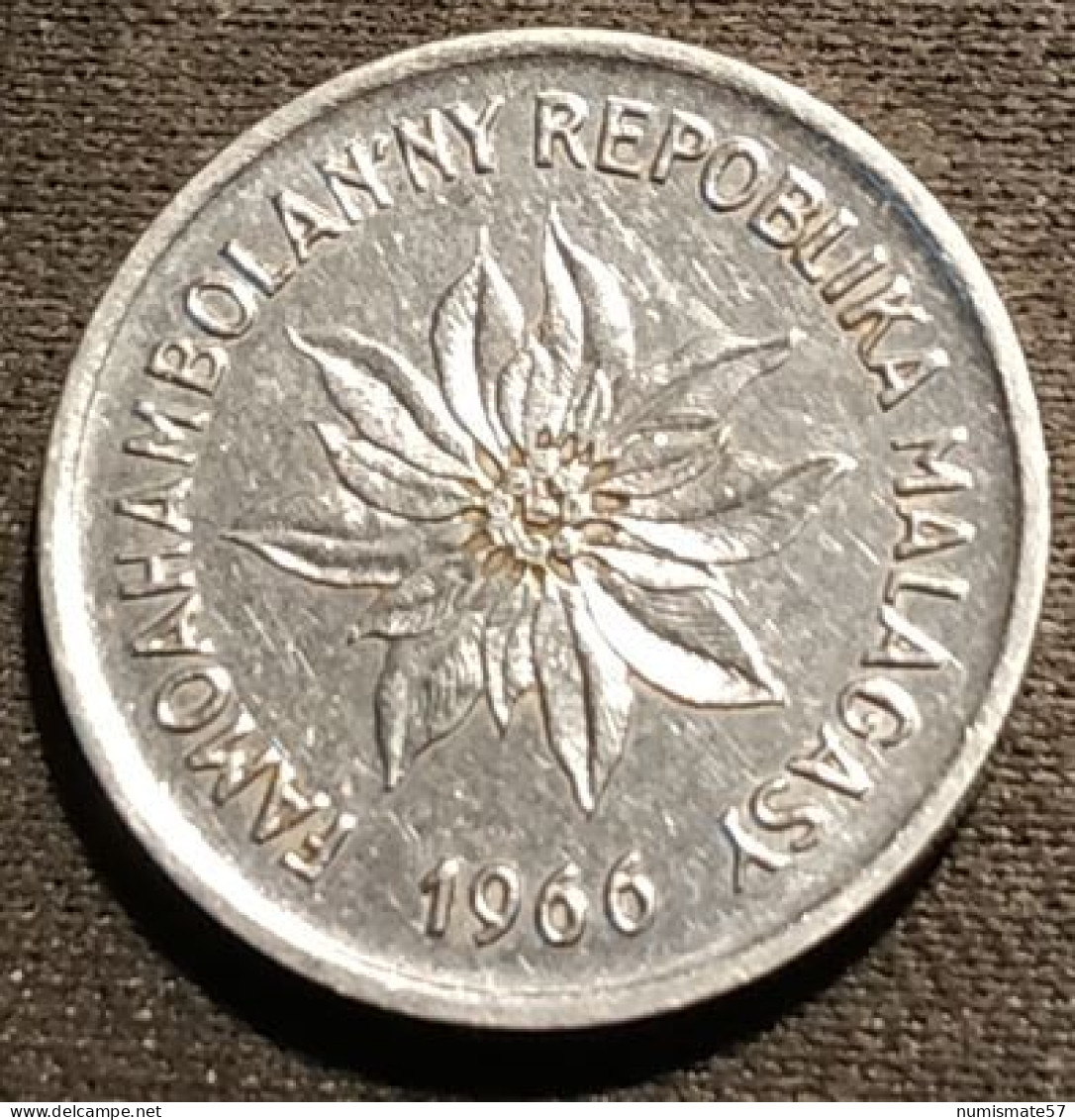 MADAGASCAR - 1 FRANC 1966 - KM 8 - Madagascar