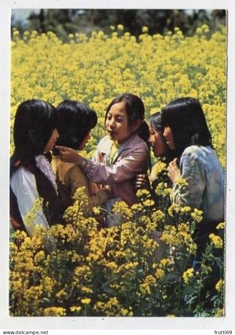AK 130769 SOUTH COREA - Kinder Aus Südkorea In Einem Blütenfeld - Corée Du Sud